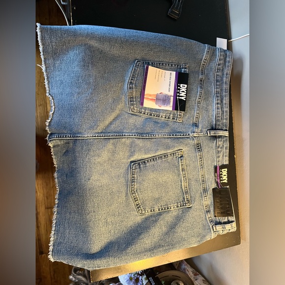 NWT DKNY Size 16 Medium Wash Blue Denim Skirt - Picture 6 of 9